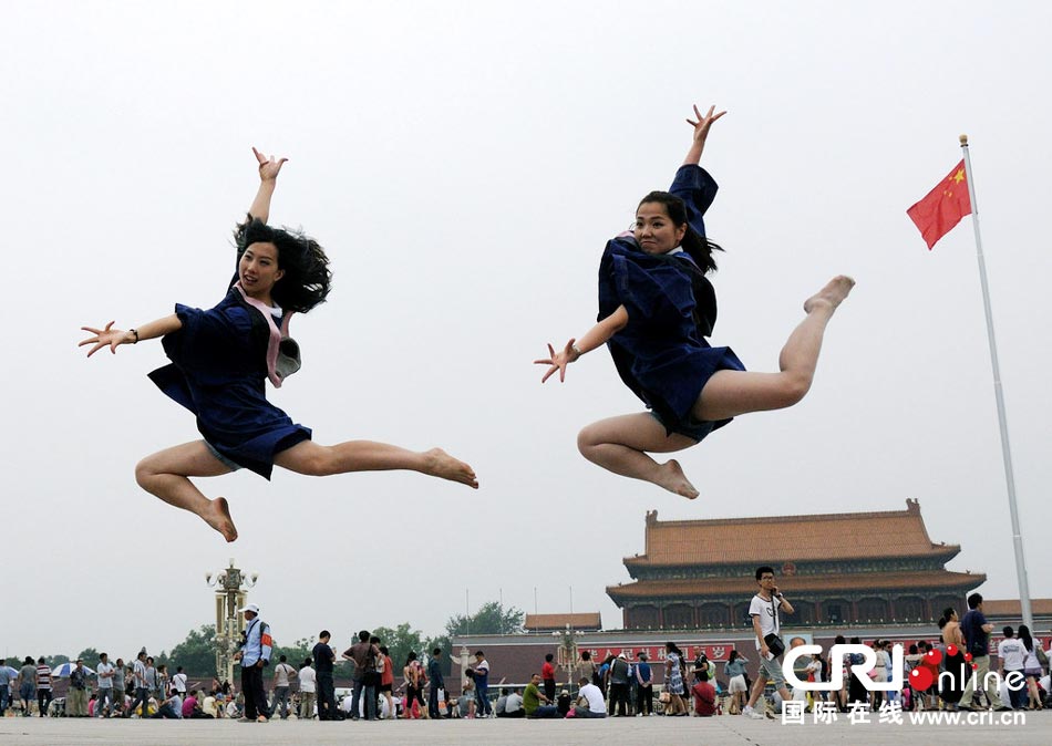 幾名打?qū)W生天安門廣場(chǎng)創(chuàng)意留影。圖片來(lái)源：金聞/CFP