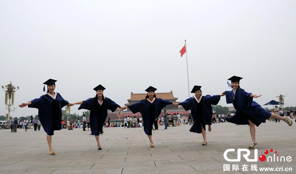 幾名打?qū)W生天安門廣場(chǎng)創(chuàng)意留影。圖片來(lái)源：金聞/CFP