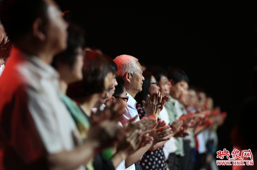 中央電視臺“時代楷?！卑l(fā)布廳，觀眾起立為“編外雷鋒團”鼓掌。