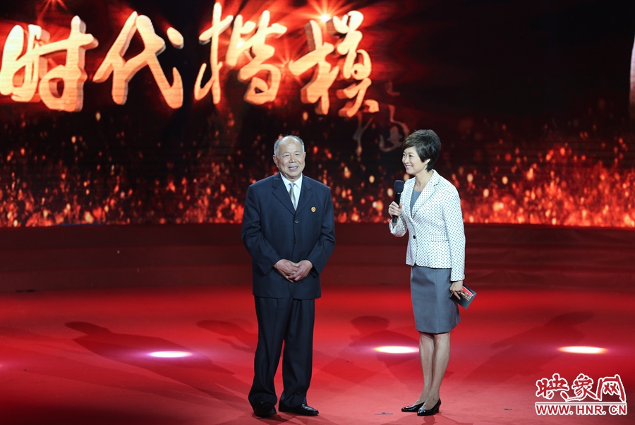 河南鄧州“編外雷鋒團”團長，在“時代楷?！卑l(fā)布廳接受敬一丹訪問。