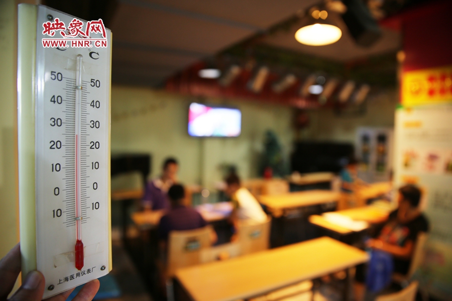 金水區(qū)人防辦（珠江琴行）納涼處，市民在25度的室內(nèi)玩棋牌。