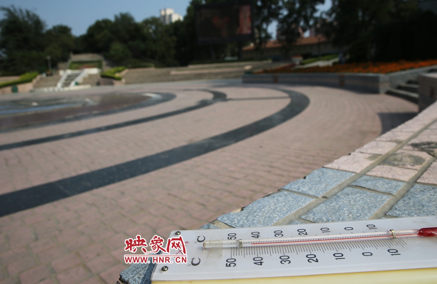 7月8日下午15時(shí)46分，紫荊山公園地表溫度為42度（溫度計(jì)放置地面測(cè)量），比人防納涼處高17度。