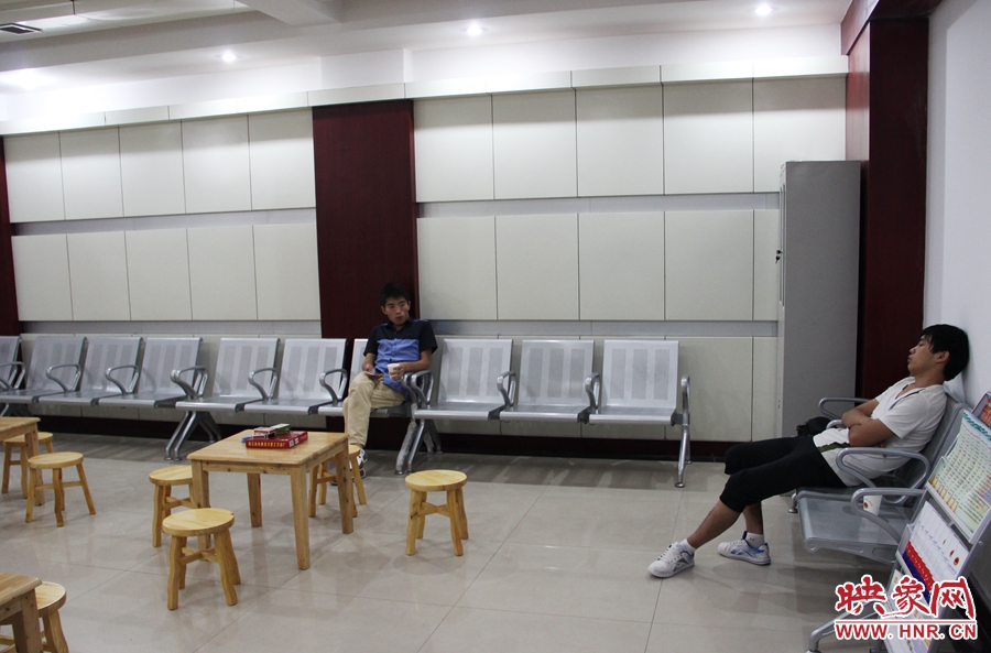 中原區(qū)人防納涼場(chǎng)所（桐柏路與中原路交叉口），市民在22度的室內(nèi)休息，并配有棋牌和飲用水。