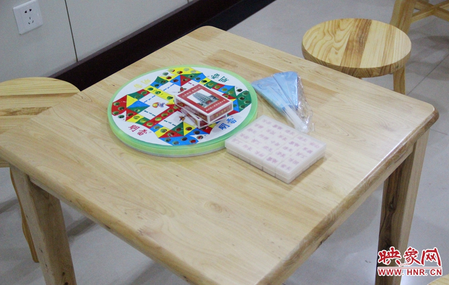 中原區(qū)人防納涼場(chǎng)所（桐柏路與中原路交叉口）內(nèi)配備的棋牌和扇子。