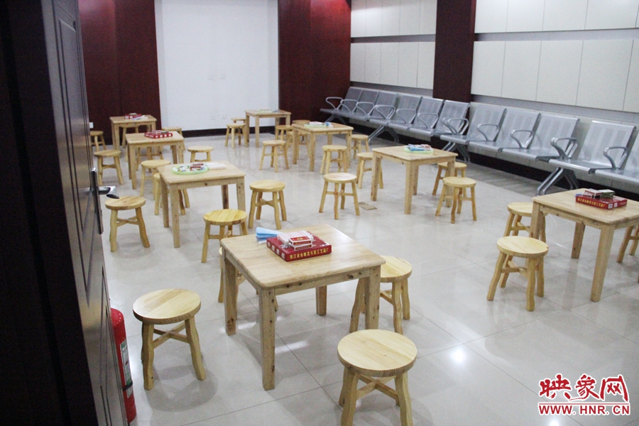 中原區(qū)人防納涼場(chǎng)所（桐柏路與中原路交叉口），內(nèi)部環(huán)境干凈整潔。