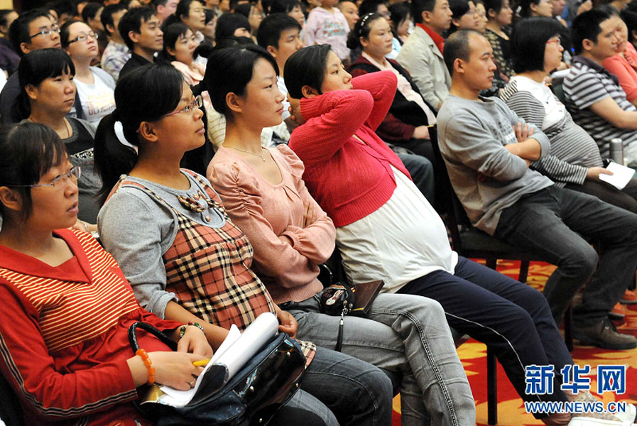 “準媽媽”和“準爸爸”們在鄭州市舉行的一場金色“孕”律音樂會現(xiàn)場欣賞搖籃曲（2011年5月8日攝）。