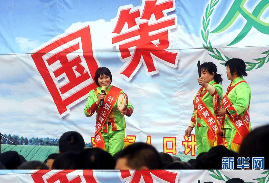 說唱演員在河南省寶豐縣街頭宣傳計劃生育政策（2008年2月19日攝）。