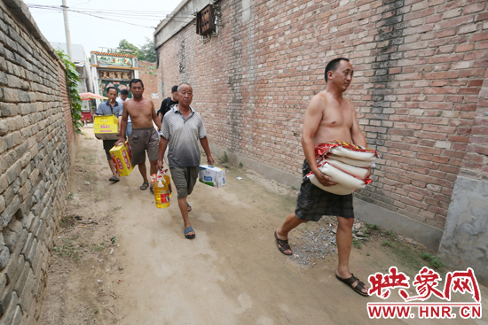 映象網(wǎng)記者為老人帶來(lái)大米糧油等生活物資。