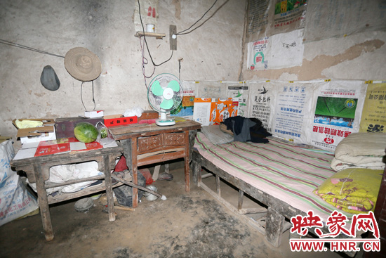 老人的居住條件十分簡(jiǎn)陋。