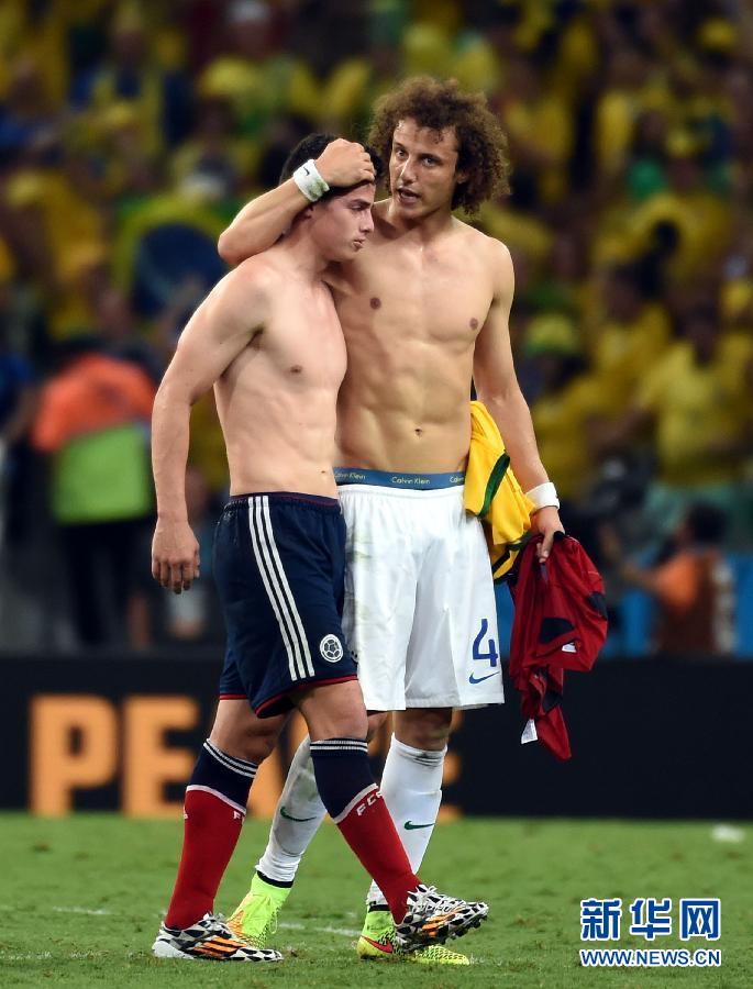 圖為7月4日，巴西隊球員路易斯（右）賽后安慰哥倫比亞隊球員羅德里格斯。