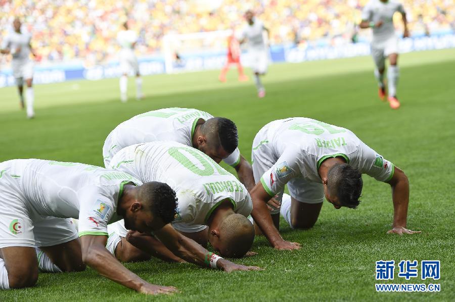 6月17日，阿爾及利亞隊球員蘇·費古利（左二）罰入點球后與隊友慶祝。