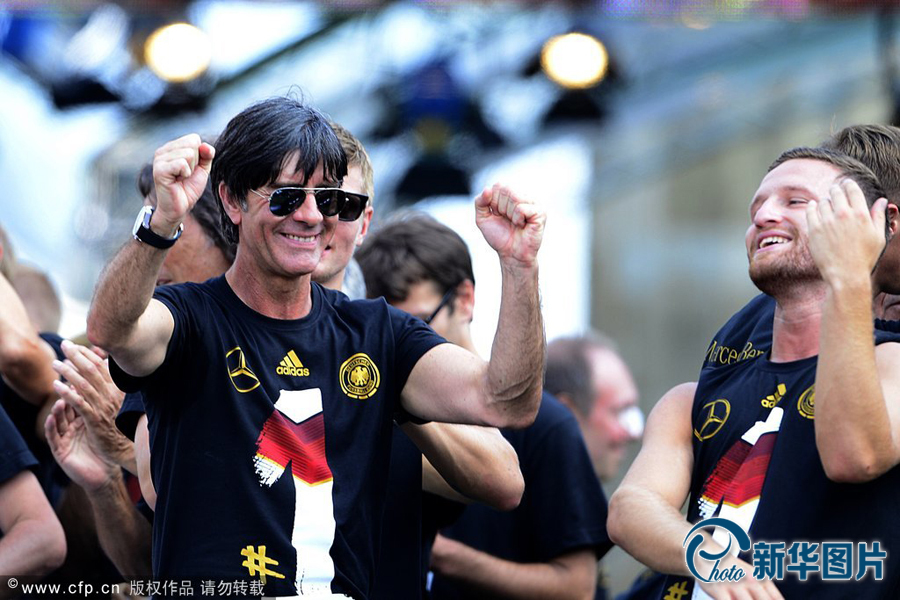 當(dāng)?shù)貢r間2014年7月15日，德國柏林，德國隊歸國舉行奪冠巡游