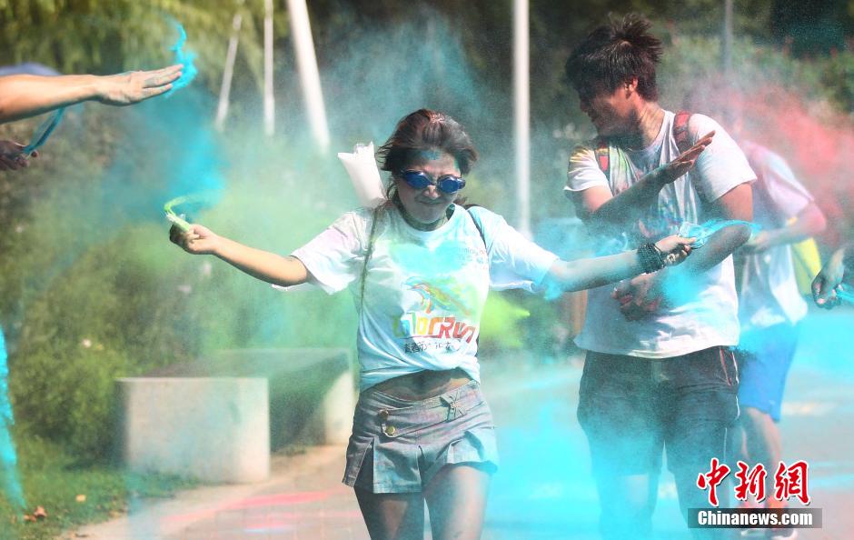 7月19日,參加彩虹跑的年輕人沖向終點后合影。