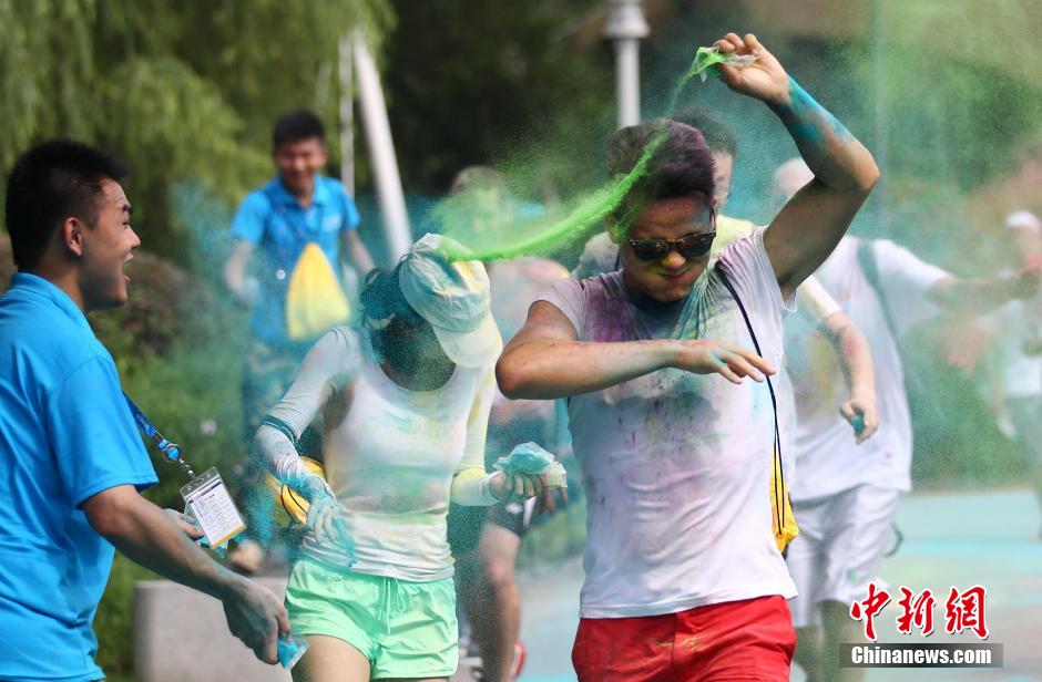 7月19日,參加彩虹跑的年輕人沖向終點后合影。