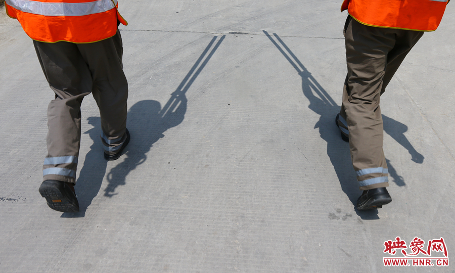 中午時分，烈日當(dāng)頭，在滾燙的水泥地面上投下了小小的身影