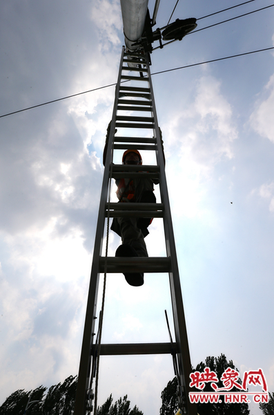 頂著太陽的直射，檢修工不斷要爬上高處施工
