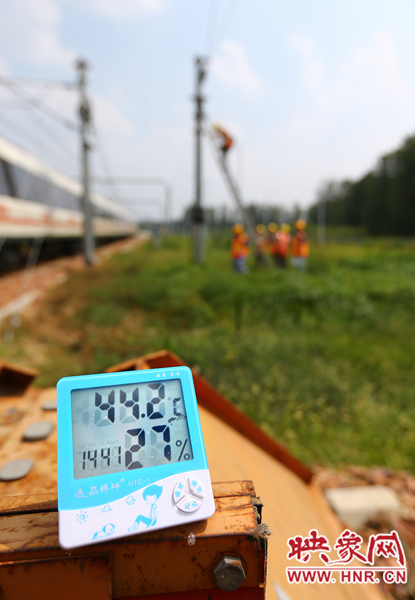 剛開始工作20分鐘，戶外溫度已經(jīng)達到44.2℃