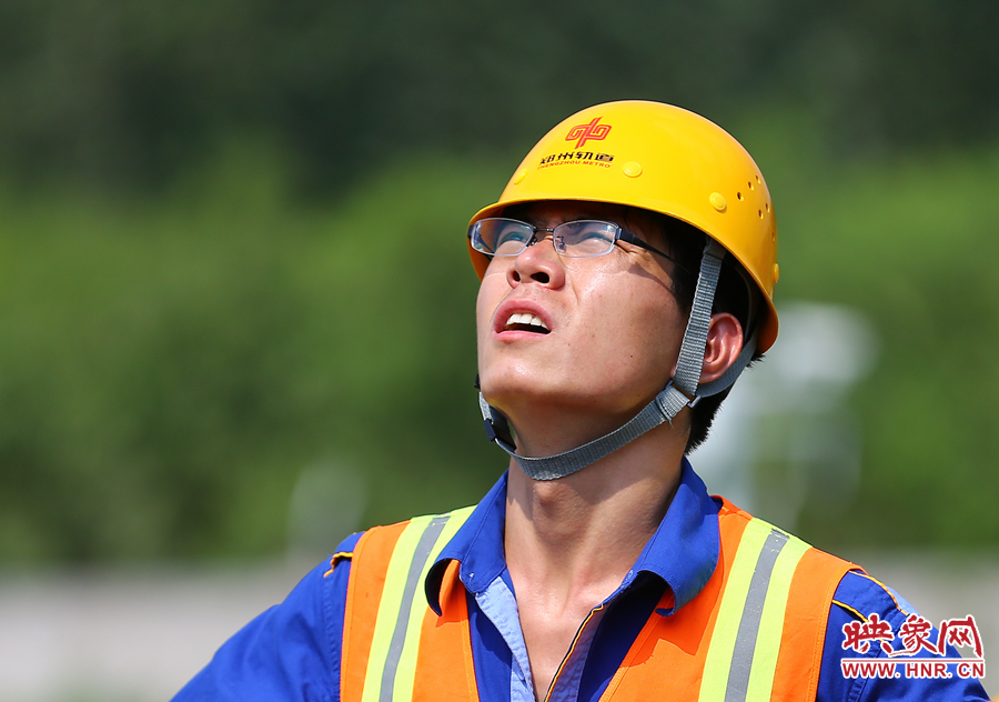 在直射的陽光下，工作人員只能瞇著眼睛觀察施工情況