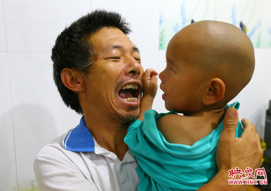 麻醉前，爺爺努力逗著大龍笑，他希望孩子能暫時忘記傷病帶來的疼痛