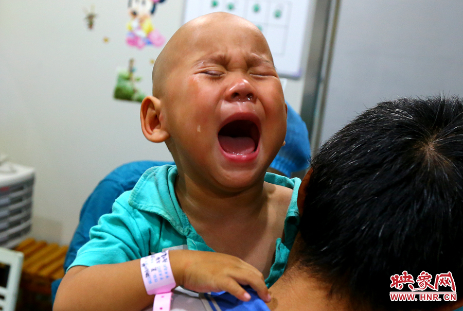 大龍在進入麻醉室前突然大哭起來