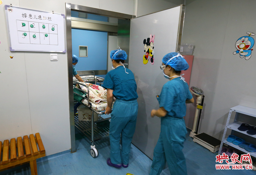 醫(yī)生將大龍送進手術室