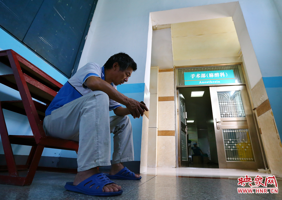 大龍的手術時，爺爺一直在門口焦急的等待