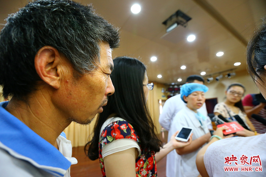 大龍的爺爺在記者采訪醫(yī)生的時候，在一旁默默的聽著病情介紹