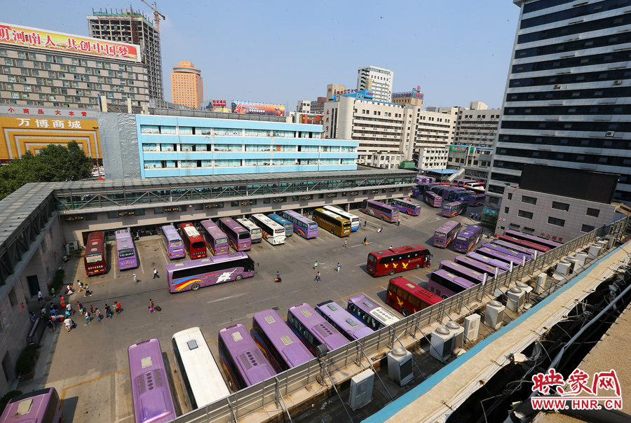 不大的停車場(chǎng)內(nèi)，每天都有上千輛長(zhǎng)途車需要調(diào)度員指揮協(xié)調(diào)