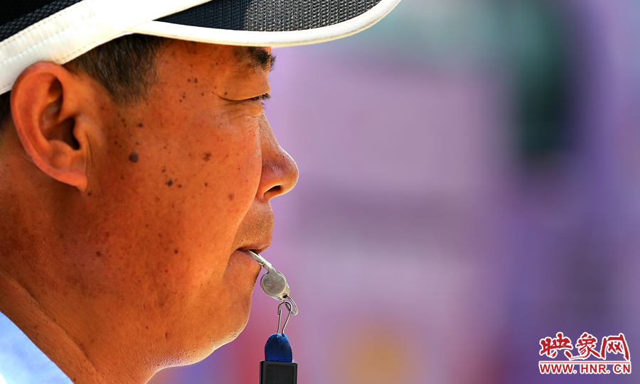 嘴中的口哨不停的響起，一個(gè)班下來(lái)口干舌燥是家常便飯