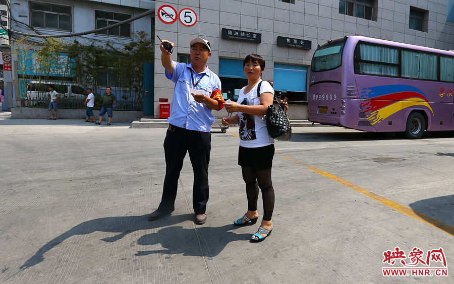 調(diào)度員不僅要保證車輛安全通暢，還肩負(fù)著疏導(dǎo)旅客的工作