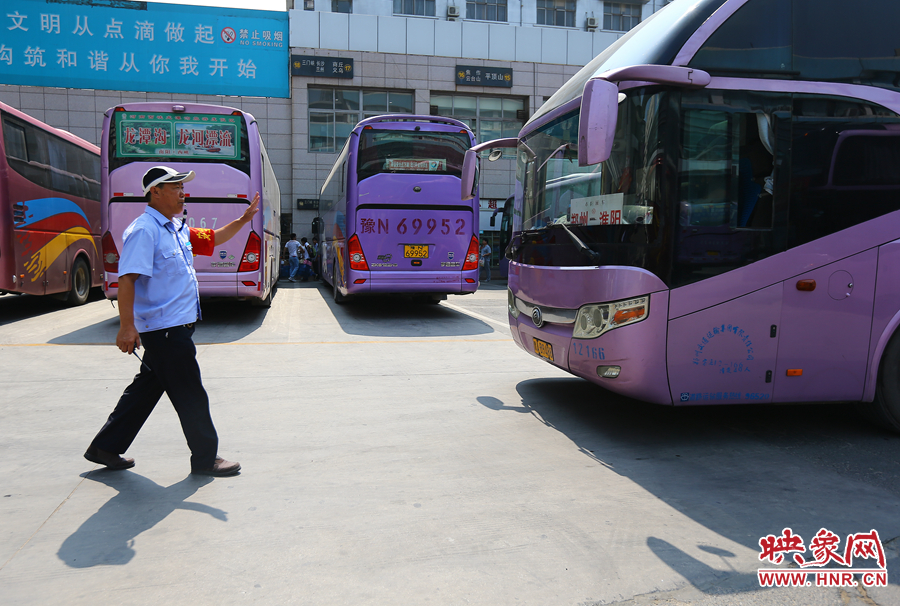 龐大的長(zhǎng)途客車，在調(diào)度員的指揮下井井有條
