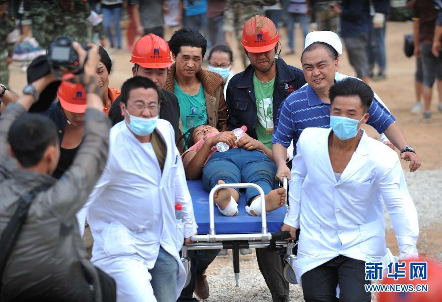 8月5日，在魯?shù)榭h龍頭山鎮(zhèn)，醫(yī)護(hù)人員準(zhǔn)備將傷員轉(zhuǎn)運到直升機。
