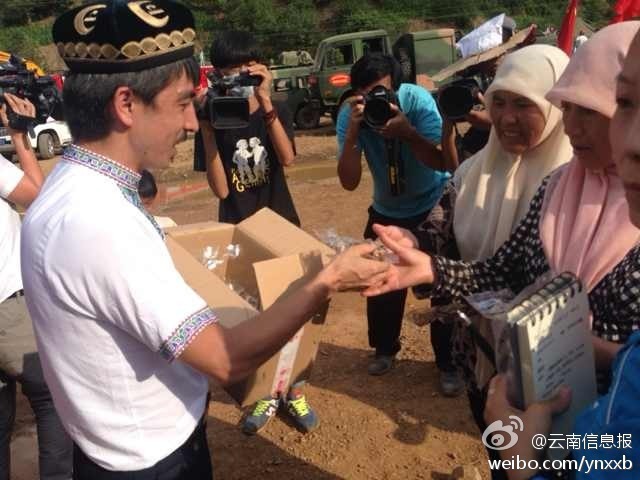 　“切糕王子”阿迪力帶著重達5噸、價值50萬元的切糕于7日下午抵達魯?shù)榈卣鹫鹬旋堫^山鎮(zhèn)。