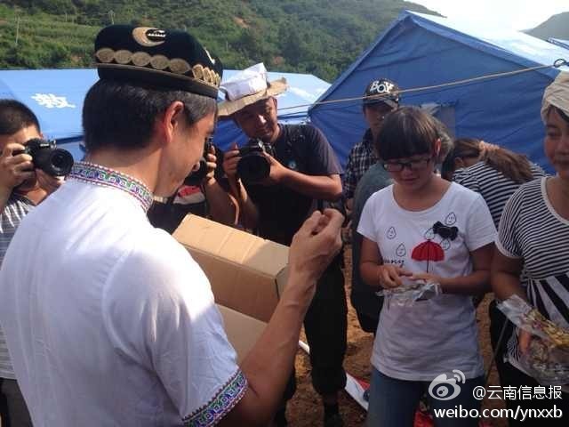 “切糕王子”阿迪力帶著重達5噸、價值50萬元的切糕于7日下午抵達魯?shù)榈卣鹫鹬旋堫^山鎮(zhèn)。