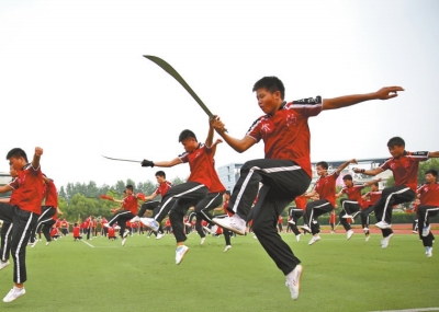 7月1日學(xué)員乘坐20多輛大巴奔赴南京適應(yīng)場(chǎng)地和排練節(jié)目,每天武術(shù)基本功訓(xùn)練必不可少。