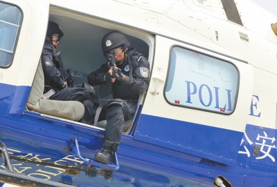 遇緊急情況，機載狙擊手可實施對地打擊。