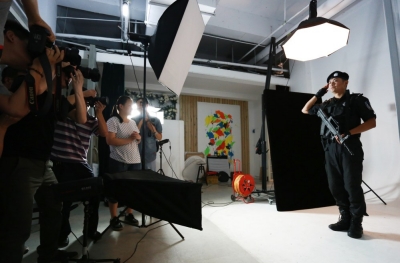 拍起大片來(lái)，特警也是一絲不茍。