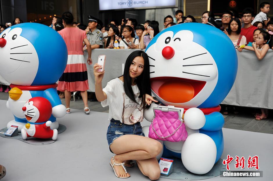 圖為成都民眾與哆啦A夢合影留念。