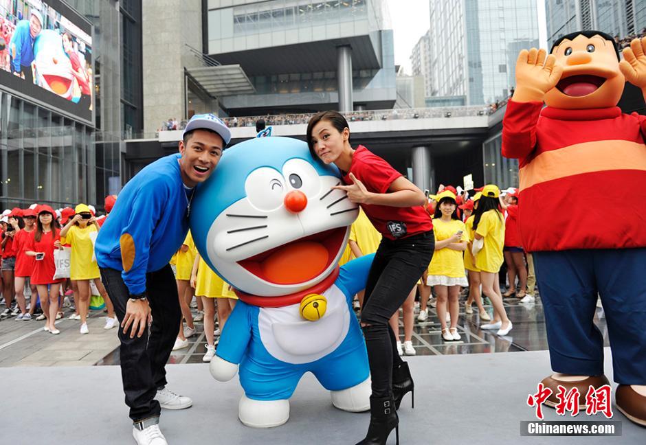 圖為何韻詩、周柏豪與哆啦A夢合影。