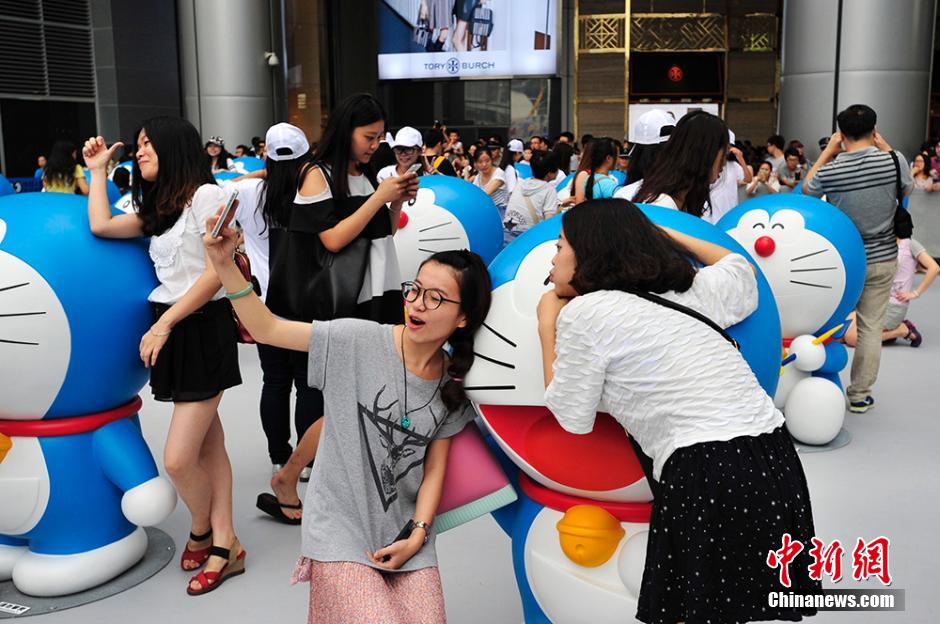 圖為成都民眾與哆啦A夢合影留念。