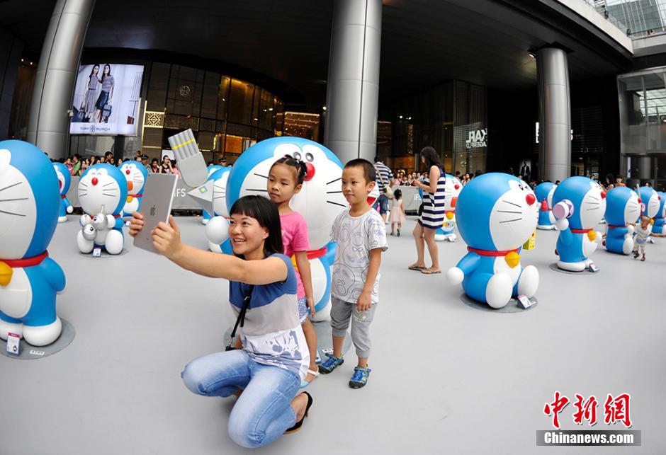 圖為成都民眾與哆啦A夢合影留念。
