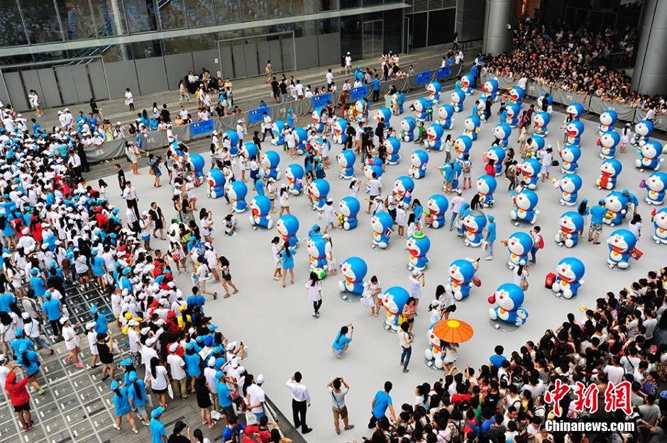 圖為成都民眾狂熱追捧哆啦A夢。