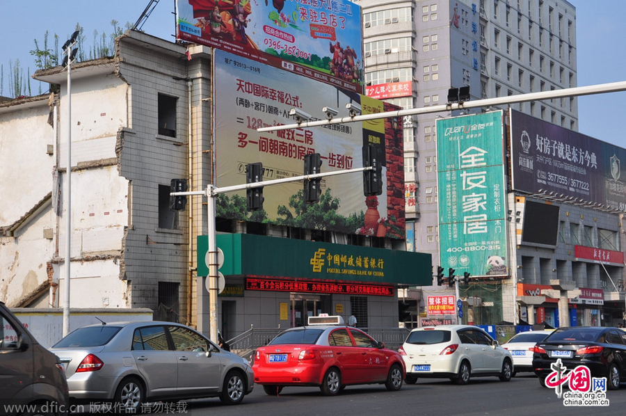 茶余飯后,人們談?wù)撟疃嗟木褪沁@座堅挺的小樓。