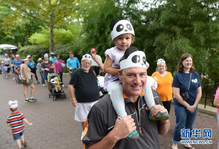 8月23日,在美國華盛頓的國家動物園,人們排隊(duì)參加大熊貓“寶寶”的慶生活動。