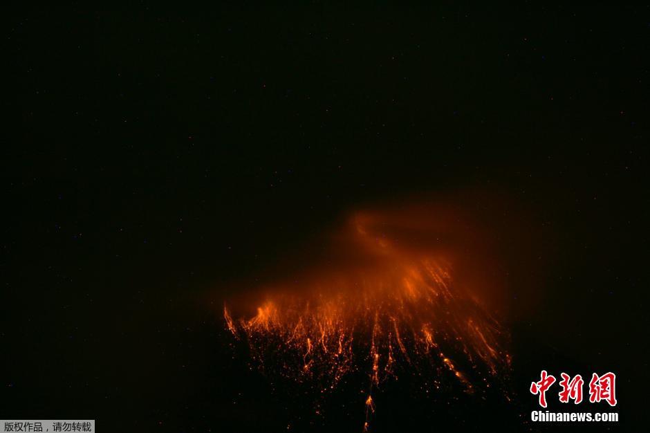 當?shù)貢r間8月24日，厄瓜多爾通古拉瓦火山噴發(fā)，熔巖噴出宛如末世。