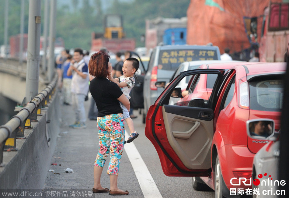 中秋假期又見高速路擁堵 乘客紛紛下車休息 中秋假期又見高速路擁堵 乘客紛紛下車休息