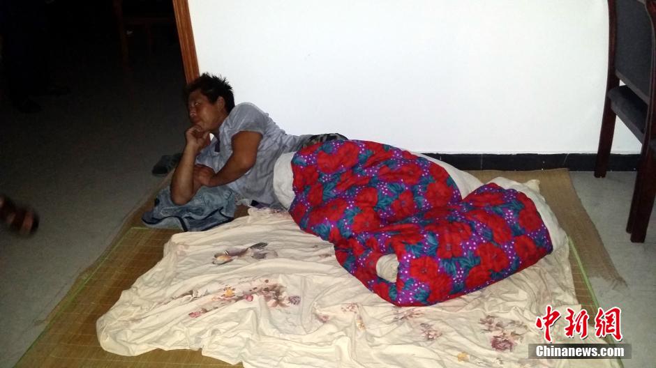 9月22日晚，在象山高塘島鄉(xiāng)的烏巖頭村的農(nóng)民安置點里，70多名外來務(wù)工人員正在休息。