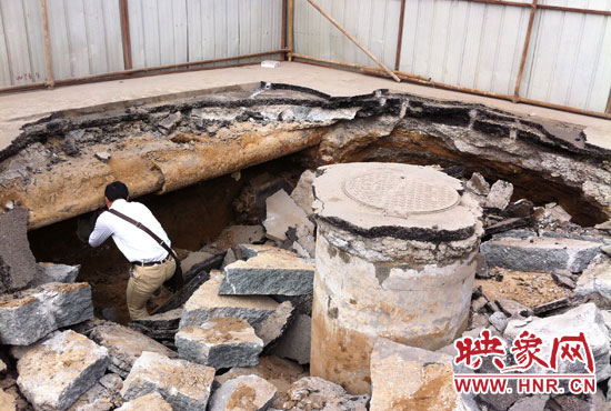 有工作人員下到坑內(nèi)進行檢查，但拒絕透露具體工作單位。