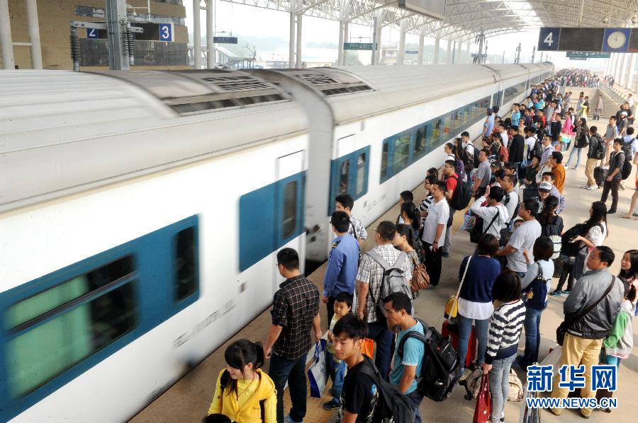 10月6日，在安徽銅陵火車站，大批旅客在站臺(tái)上等候乘車。