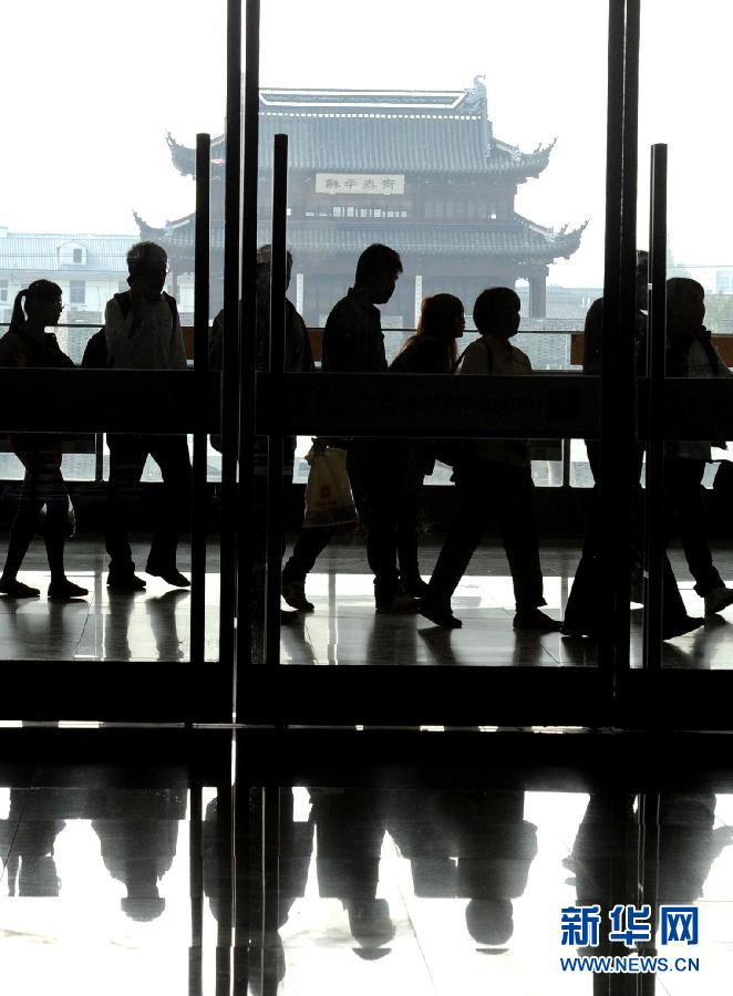 10月6日，旅客排隊(duì)進(jìn)入蘇州火車站二樓候車大廳。